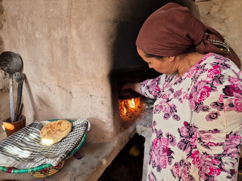 Cuisson du pain dans le four traditionnel_